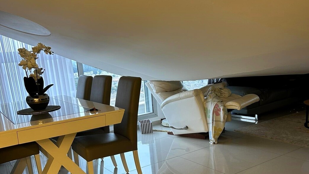 התקרה נפלה קרן פרץ