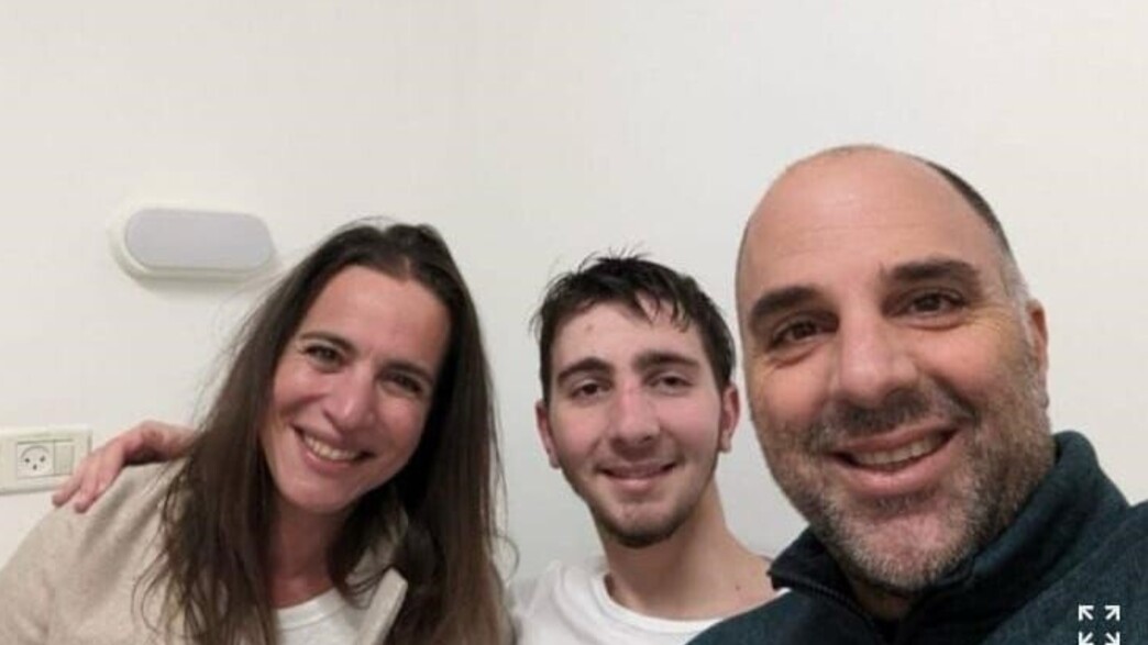 עמית שני ששוחרר משבי חמאס נפגש עם משפחתו