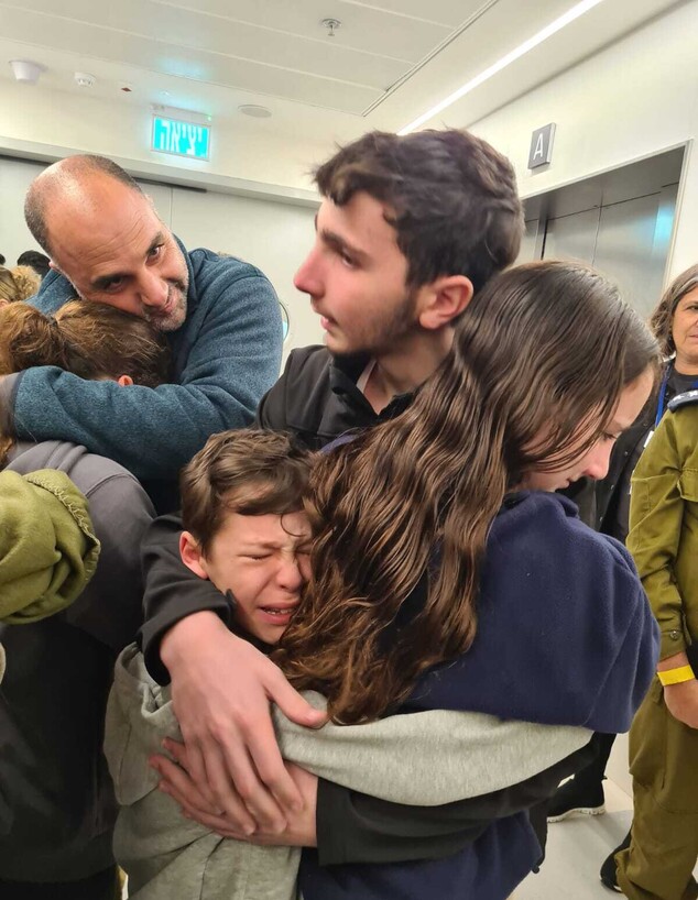 עמית שני ששוחרר משבי חמאס נפגש עם משפחתו (צילום: באדיבות המשפחה)