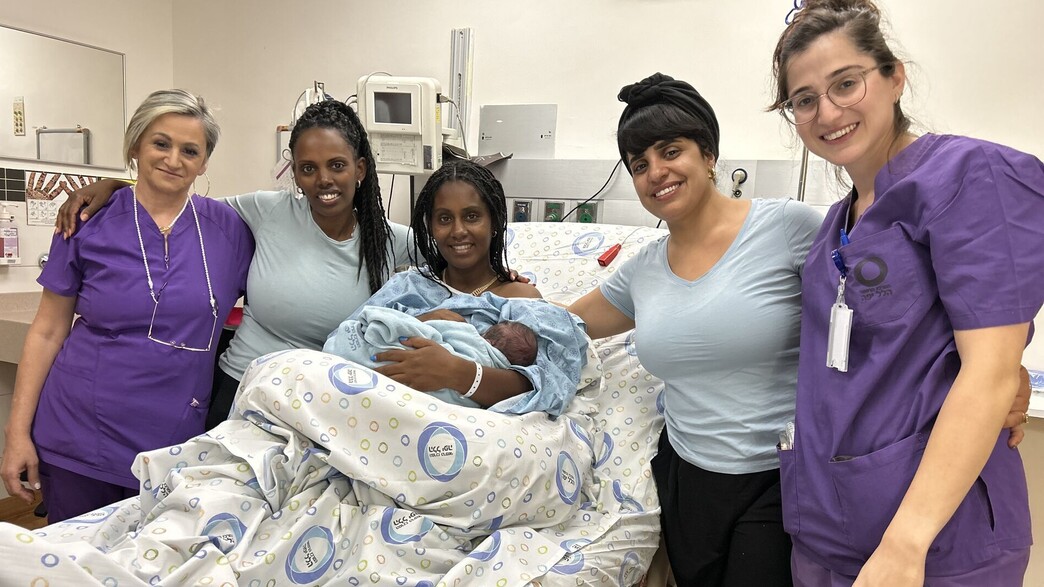 רותי טספאנש וחברותיה בחדר הלידה (צילום: דוברות המרכז הרפואי הלל יפה)