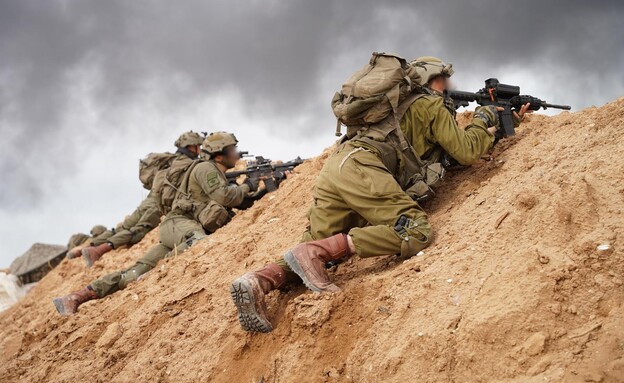 צוות הקרב של חטיבת כפיר מתמרן בעומק רצועת עזה (צילום: דובר צה