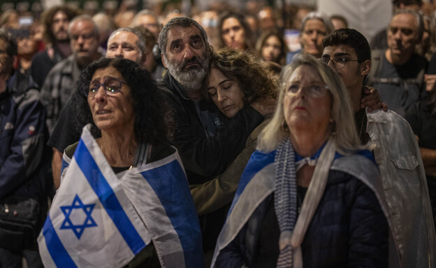 הפגנה למען משפחות החטופים בתל אביב (צילום: AP)
