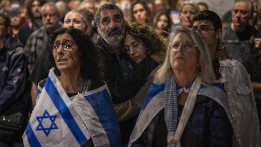 הפגנה למען משפחות החטופים בתל אביב (צילום: AP)