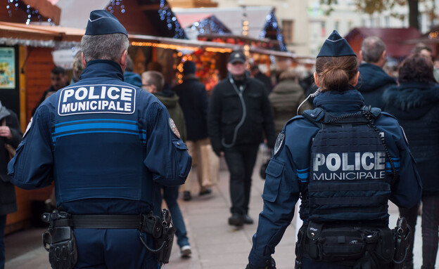 משטרה חג מולד צרפת (צילום: NeydtStock, shutterstock)
