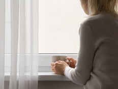 אישה מאחורה, מהגב