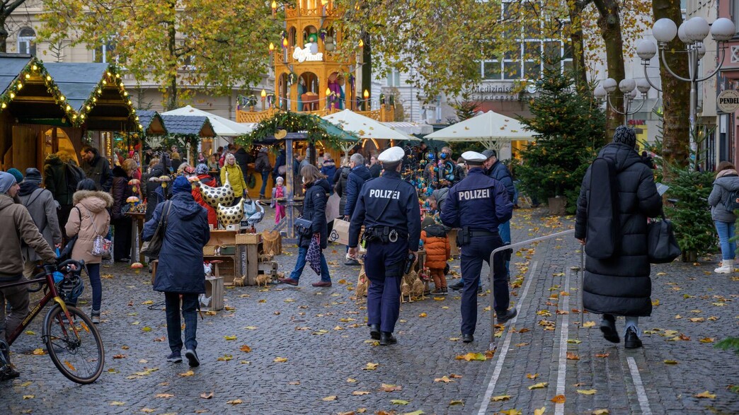 שוטר חג המולד שוק שטרסבורג גרמניה שוטר חג המולד שוק שטרסבורג גרמניה