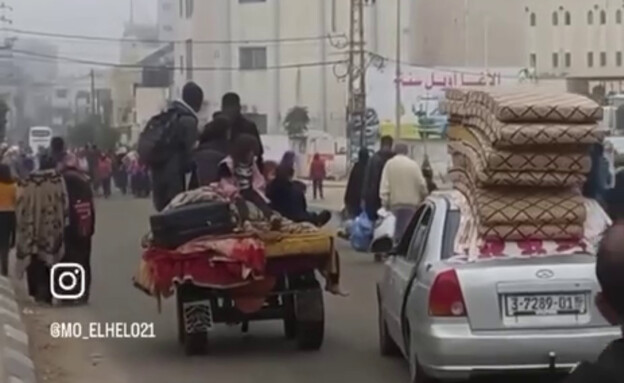 עזתים מתפנים מבתיהם בח'אן יונס
