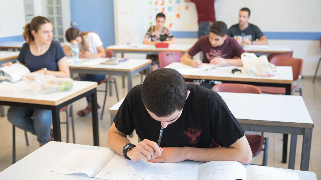 תלמידי תיכון ירושלים במהלך בחינת בגרות, 2019 (צילום: נועם רבקין, פלאש 90)