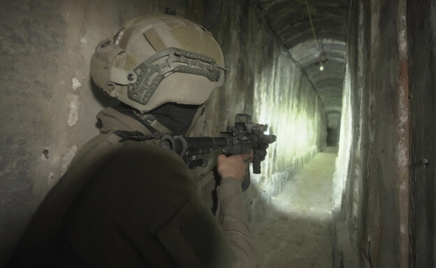 לוחם צה"ל בתוך מנהרת טרור של חמאס ברצועת עזה (צילום: AP)