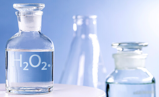 בקבוק זכוכית שקוף עם מי חמצן h2o2 (צילום: RHJPhtotos, SHUTTERSTOCK)