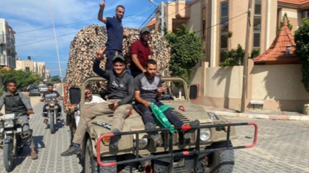 שוטר חמאס בלבוש אזרחי על רכב צה"לי שהוברח ב-7 באוק