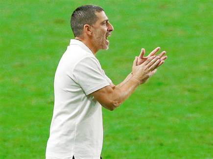 קוז'וק וקבוצתו לחצו (אלן שיבר)