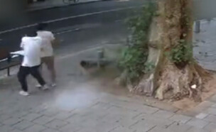 רסיס הרקטה שכמעט פגע בשני עוברי אורח (צילום: מתוך "משדר מיוחד" עם אלמוג בוקר, קשת 12)