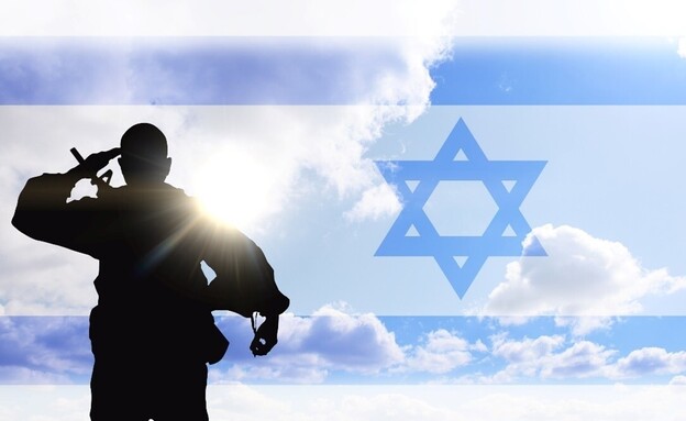 חייל מצדיע ודגל ישראל (צילום: shutterstock)