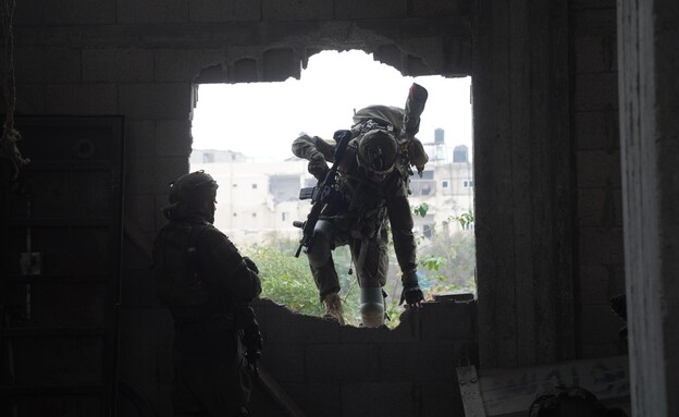 אוגדת הכוחות המיוחדים של צה״ל נלחמת בחאן יונס (צילום: דובר צה"ל)