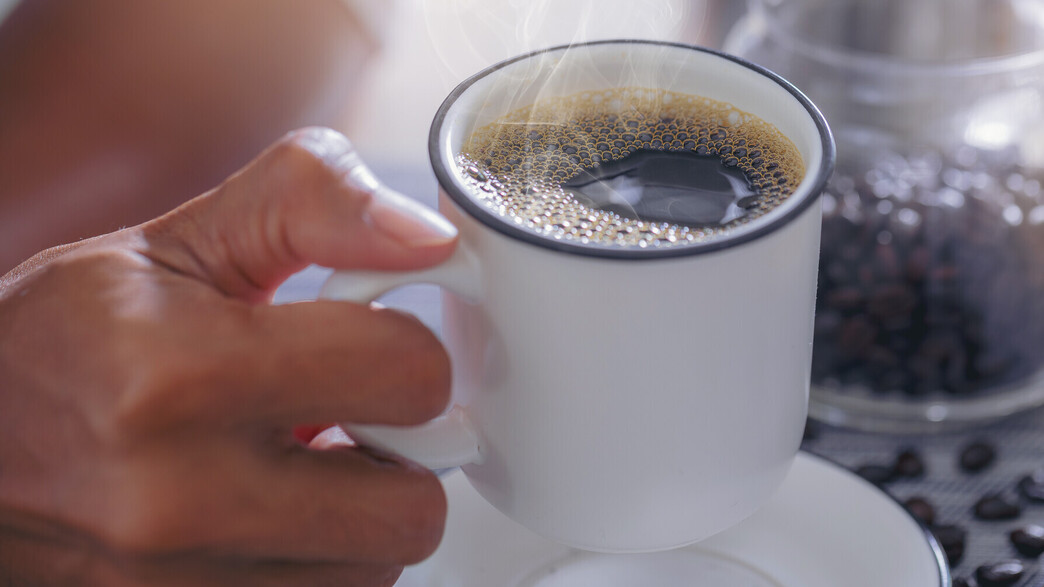 קפה רותח (צילום: @Panumas Yanuthai, shutterstock)