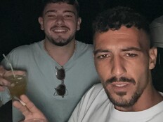 תומר סטרוסטה עם אלמוג מאיר גאן במסיבה ליד רעים (צילום: באדיבות המשפחה)