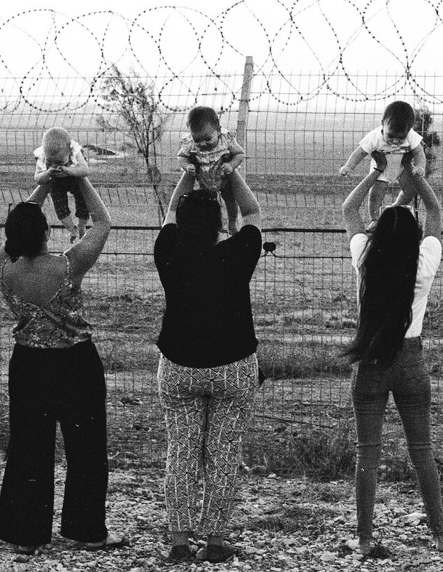 אימהות בכפר עזה מצטלמות עם תינוקות ליד הגבול, 2002 (צילום: זהר שפק)