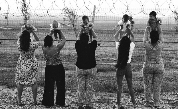 אימהות בכפר עזה מצטלמות עם תינוקות ליד הגבול, 2002 (צילום: זהר שפק)