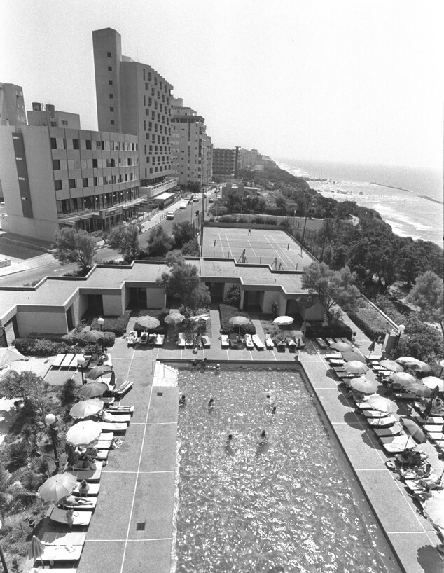 בריכה מלון ארבע העונות נתניה 1981 (צילום: MILNER MOSHE )