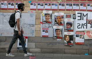 שלטים של החטופים ברחוב בתל אביב (צילום: מרים אלסטר, פלאש 90)