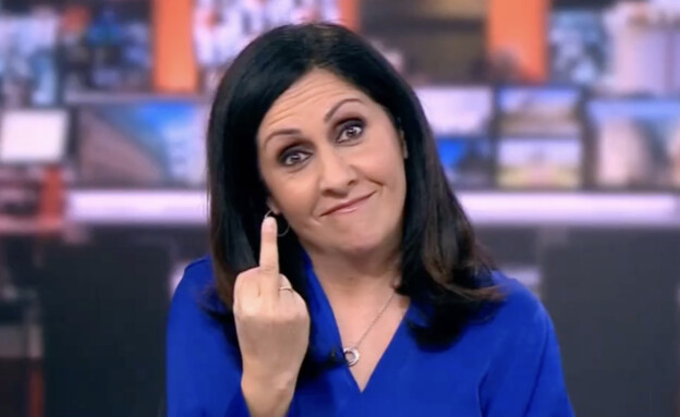 מגישת ה-BBC מרים מושירי עם אצבע משולשת בשידור חי (צילום: BBC)