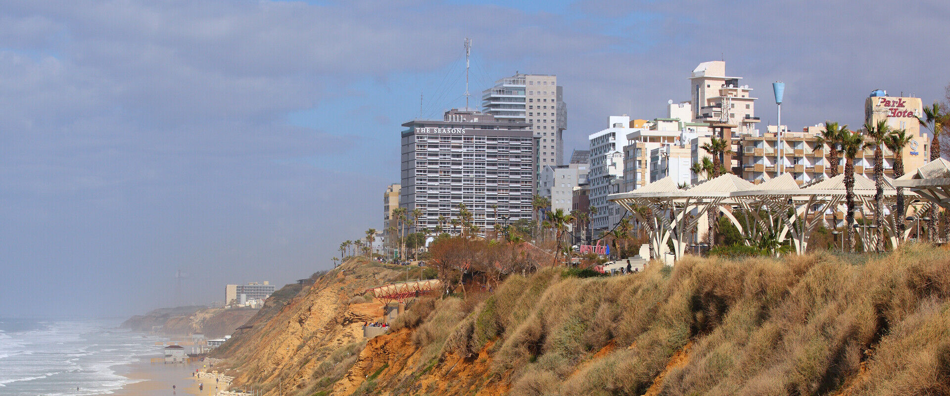 מלון העונות חוף נתניה (צילום: LeonP, shutterstock)
