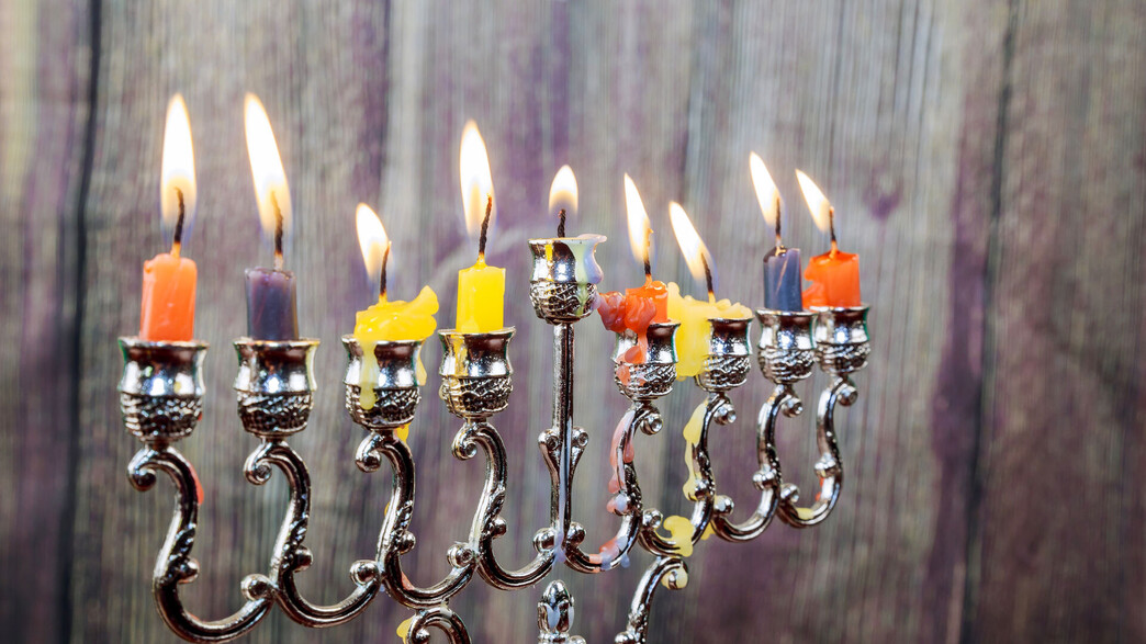 חנוכייה עם נרות ושעווה