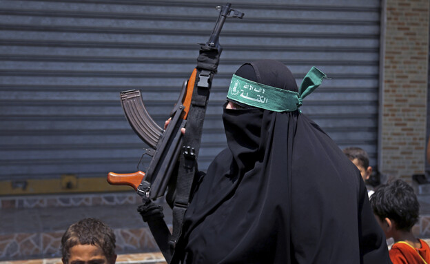 מחבלת חמאס (צילום: AP)