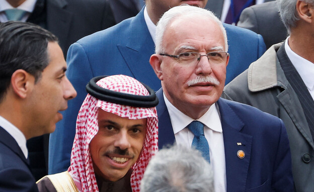 שר החוץ הסעודי בן פרחאן והפלסטיני אל-מאלכי (צילום: רויטרס)