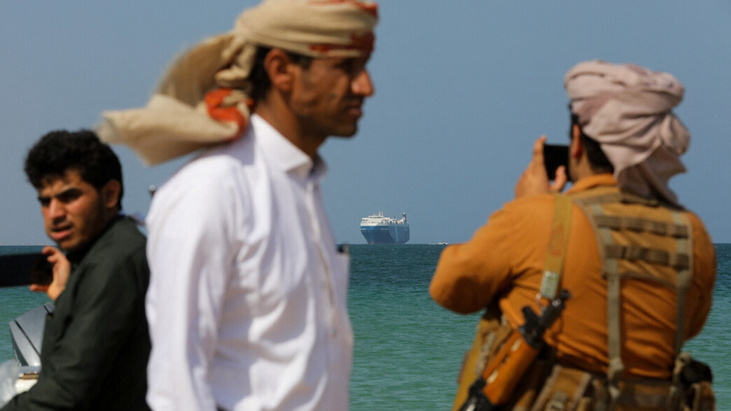 אזרחים תימנים צופים בספינה מערבית שנחטפה