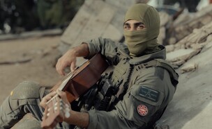 מ' המסתערב - ביצוע מלא לשיר "יחפים" (צילום: גיא סידי)