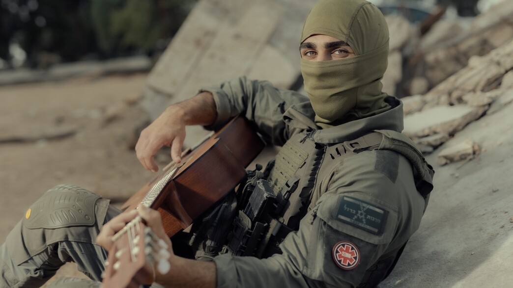 מ' המסתערב - ביצוע מלא לשיר "יחפים"