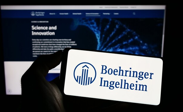 טלפון עם לוגו חברת התרופות Boehringer Ingelheim (צילום: T. Schneider, shutterstock)