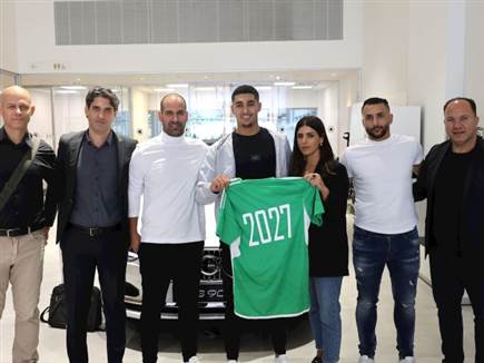 חלאיילי ובני משפחתו המאושרים (האתר הרשמי של מכבי חיפה)