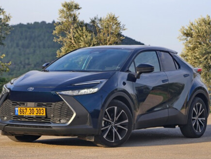 טויוטה C-HR במבחן: יותר מרק פנים יפות (צילום: אוטו)