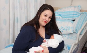 הילה קוסטאקורטה ובנה שזה עתה נולד ברמב"ם (צילום: הקריה הרפואית רמב"ם)