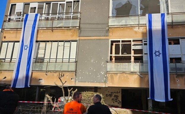 עיריית חולון תלתה את דגלי ישראל על הבניין שנפגע בחולון