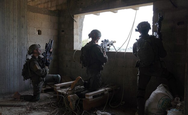 חיילים נמצאים בבית בעזה במלחמת חרבות ברזל (צילום: דובר צה"ל)
