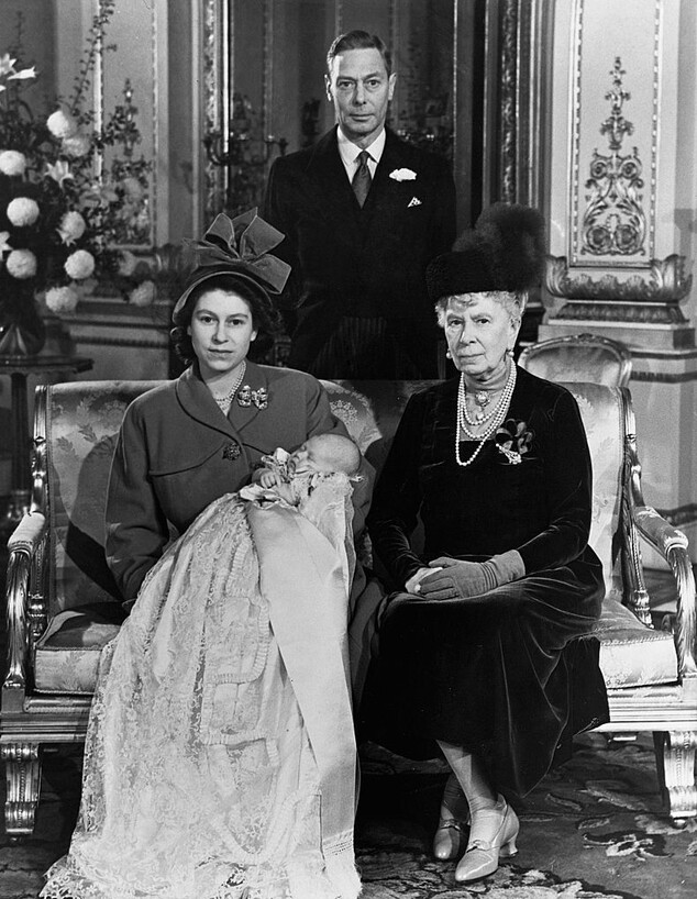 אליזבת', המלך ג'ורג', המלכה מרי, צ'ארלס התינוק, 1948 (צילום: Hulton Deutsch / Contributor, getty images)