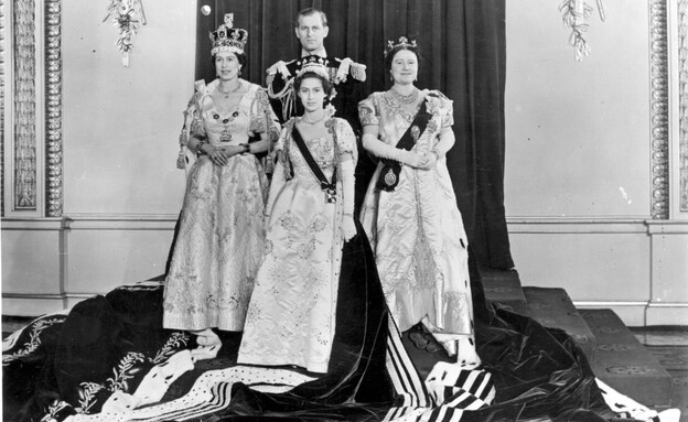 ההכתרה של המלכה אליזבת׳ השנייה, פיליפ, מרגרט והמלכה האם, 1953 (צילום: Topical Press Agency, getty images)