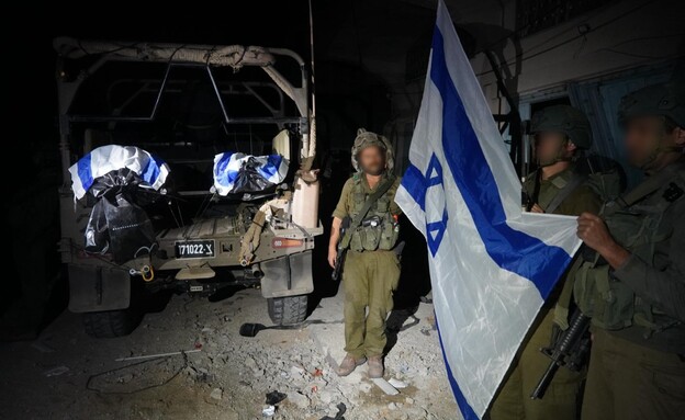 גופות החטופים מובלות לישראל (צילום: דובר צה"ל) גופות החטופים מובלות לישראל (צילום: דובר צה"ל)