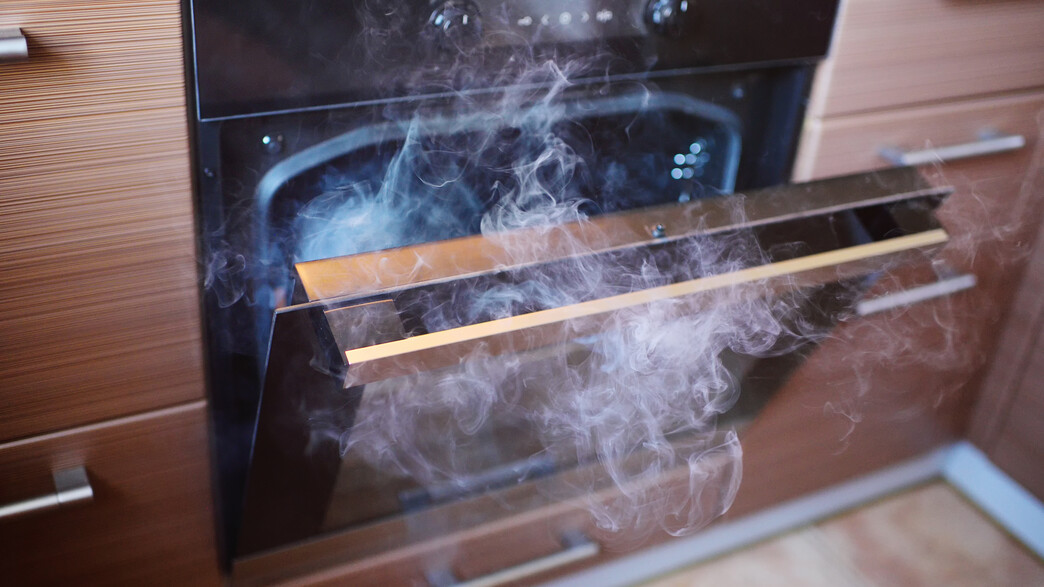 תנור מטבח מעלה עשן  (צילום: Shutterstock, Evgeniy Kalinovskiy)