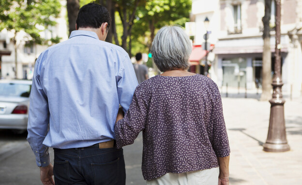 גבר צועד עם אישה מבוגרת (אילוסטרציה: Image Point Fr, shutterstock)
