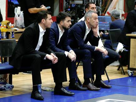 קטש ועוזריו במהלך המשחק (אלן שיבר)