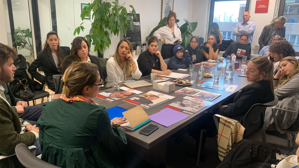 נציגי משפחות החטופים בפגישה עם נציגי הצלב האדום בנ