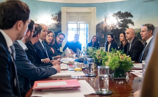 ביידן עם נציגי משפחות החטופים בבית הלבן (צילום: מתוך הטוויטר של נשיא ארה