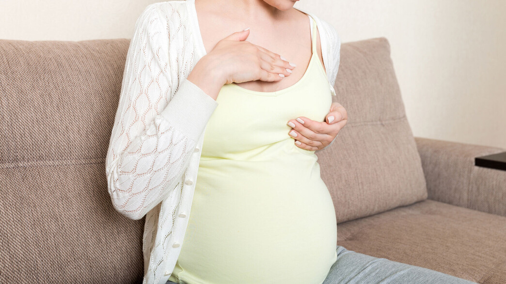 אישה בהיריון בוחנת גוש בשד 