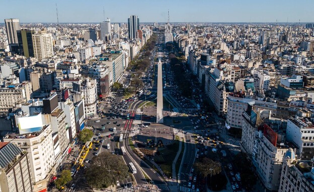 שדרת 9 ביולי בואנוס איירס ארגנטינה (צילום: Wirestock Creators, shutterstock)