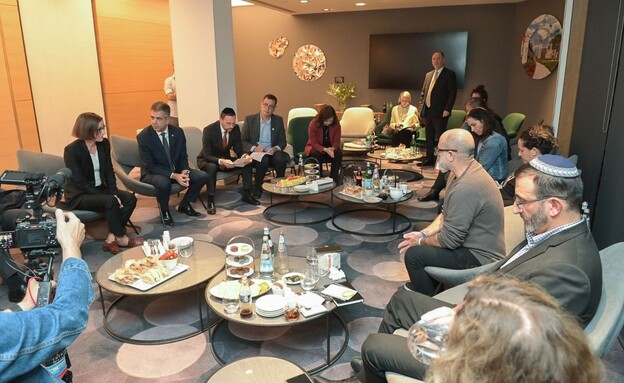 שר החוץ אלי כהן ושר הבריאות אוריאל בוסן עם המשפחות (צילום:  ברונו שרביט, משרד החוץ)